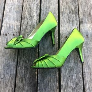 💚 Silk Bow Heels 💚